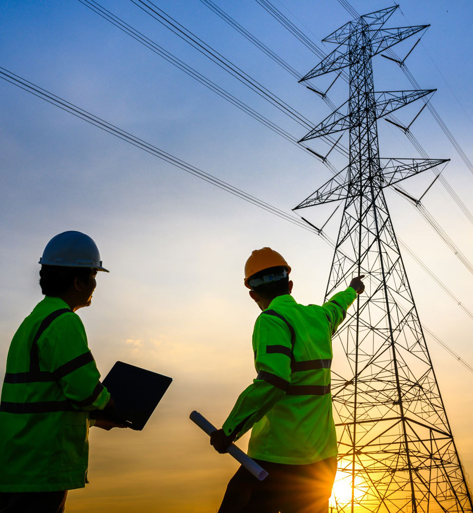 Hombres observando sistema eléctrico